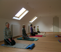 een yogapraktijk eindigt met een korte meditatie zodat de stilte kan gentegreerd worden